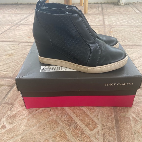 Women’s black wedge ankle booties. - Picture 3 of 7